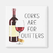 "Corks are for quitters" Rotwein-Glas Magnet (Vorne)