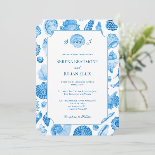 Cornflower Blue Coastal Seashell Wedding Einladung (Stehend Vorderseite)