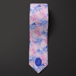Cornflower Blue & Mauve Floral Krawatte<br><div class="desc">Entspannen Sie Ihre Hochzeitskleidung mit unserer Cornflower Blue & Mauve Floral Neck Tie. Die Blumenmuster in Maisblütenblau und Lila verleihen dem Ganzen eine Touch von Charme und Eleganz. Vervollständigen Sie das Aussehen mit unseren koordinierenden Socken für ein poliertes Ensemble.</div>