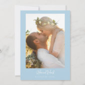 Cornflower Blue Minimalistisch Script Moderne Hoch Einladung (Rückseite)