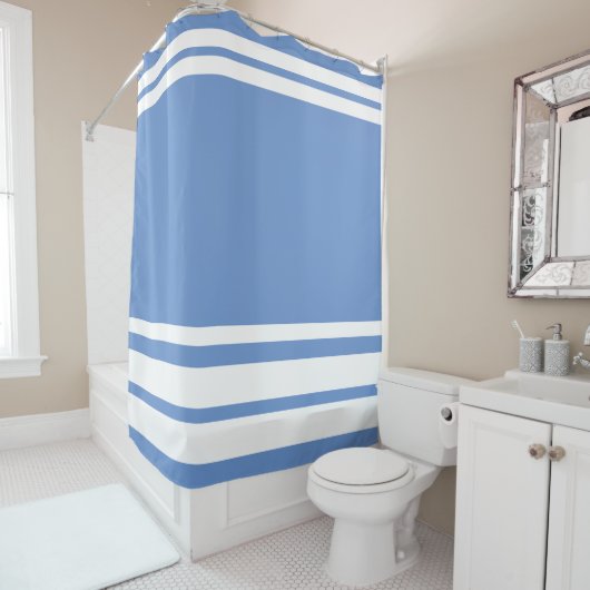Cornflower Blue: Moderne Linien in Weiß Duschvorhang (Beispiel)