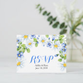 Cornflower Blue White Daisy Floral Wedding RSVP Einladungspostkarte (Stehend Vorderseite)