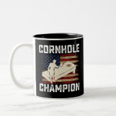 Cornhole Champion American Flag USA 4. Juli Zweifarbige Tasse (Links)