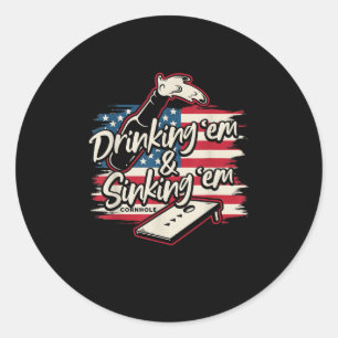 Cornhole Drinking Em Sinking am 4. Juli Runder Aufkleber
