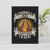 Cornhole und Bier deshalb bin ich hier Cornhole Einladung (Stehend Vorderseite)