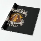 Cornhole und Bier deshalb bin ich hier Cornhole Geschenkpapier (Ungerollt)
