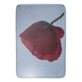 Cornisch roter Mohn mit grauem Himmel Badematte (Vorderseite Vertikal)