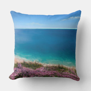 Cornische Klippe mit Blick aufs Meer mit rosa Blum Kissen