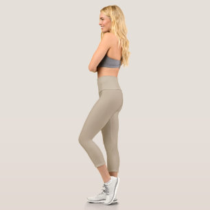 Corporate Look mit einem Geschäftsmann in Anzug un Capri Leggings