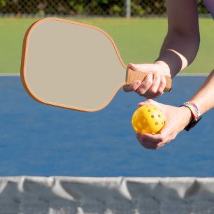 Corporate Look mit einem Geschäftsmann in Anzug un Pickleball Schläger