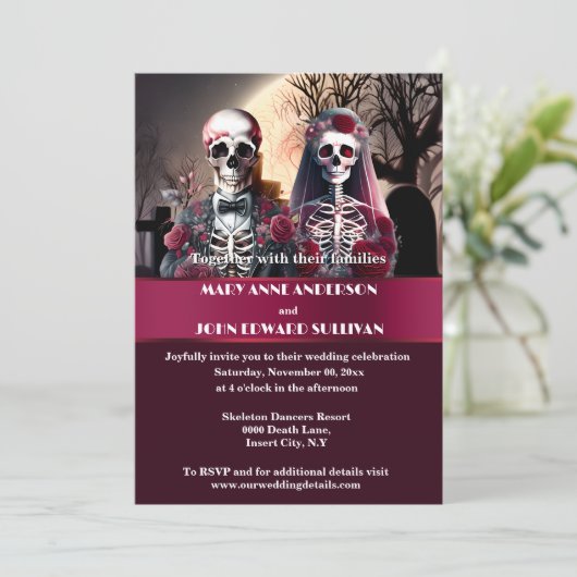 Corpse Braut Groom burgundy Rose gotische Hochzeit Einladung (Stehend Vorderseite)