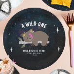 Cosmic Cub Sleepy Wild One Pink Girl Baby Dusche Pappteller<br><div class="desc">Ein Baby kosmische Kreaturen Waldland Babydusche Thema mit einer Abbildung eines Bärenkubs auf einem Birkenarm,  umgeben von Sternen. Der Bär hat einen rosa Blitz auf dem Gesicht und Sterne auf dem Kopf. Personalisieren Sie den Text. Hintergrund ist Aquarellfarben kosmisches inspiriertes Design.</div>