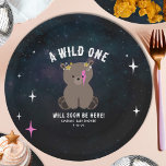 Cosmic Cub Sleepy Wild One Pink Girl Baby Dusche Pappteller<br><div class="desc">Ein Baby kosmische Kreaturen woodland Baby Dusche Thema mit einer Abbildung einer Baby Bärenkuppe umgeben von Sternen. Der Bär hat einen rosa Blitz auf dem Gesicht und Sterne auf dem Kopf. Personalisieren Sie den Text. Hintergrund ist Aquarellfarben kosmisches inspiriertes Design.</div>