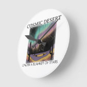 Cosmic Desert Aurora • Retro Western Night Sky Runde Wanduhr (Winkel)