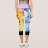Cosmic farbiger Sonnenuntergang mit schwarzen Silh Capri Leggings (Rückseite)