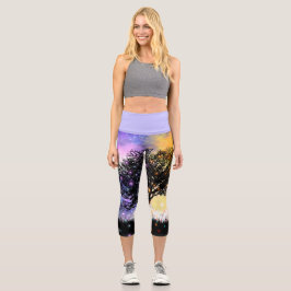 Cosmic farbiger Sonnenuntergang mit schwarzen Silh Capri Leggings