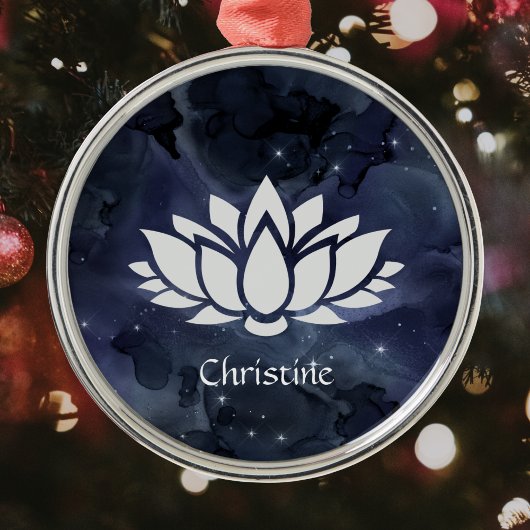 Cosmic Lotus Blume in Dark Starry Sky Ornament Aus Metall