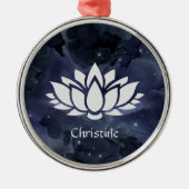 Cosmic Lotus Blume in Dark Starry Sky Ornament Aus Metall (Vorne)