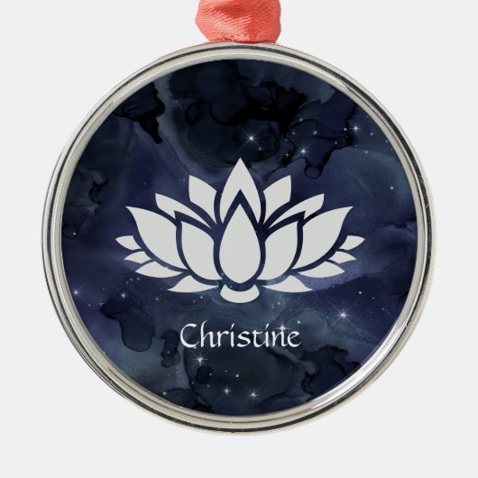 Cosmic Lotus Blume in Dark Starry Sky Ornament Aus Metall (Vorne)