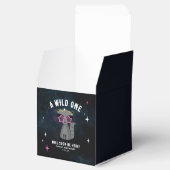 Cosmic Raccoon Wild One Pink Girl Baby Dusche Geschenkschachtel (Geöffnet)