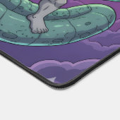 Cosmic Showdown — Alien vs Buff Titan Schreibtischunterlage (Ecke)