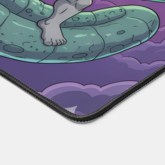 Cosmic Showdown — Alien vs Buff Titan Schreibtischunterlage (Ecke)