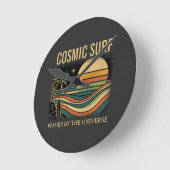 Cosmic Surf Retro Wave. Sunset (NO NUMBERS) Runde Wanduhr (Winkel)