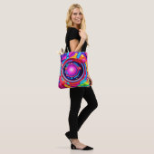 Cosmic Vortex: Eine Neon Odyssey Tasche (Am Model)
