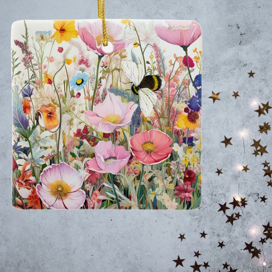 Cosmos-Wiese und Wildblumen mit Bee Boho Keramikornament