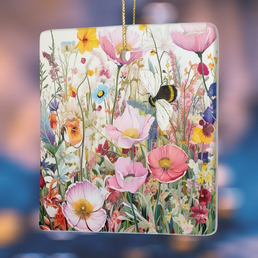 Cosmos-Wiese und Wildblumen mit Bee Boho Keramikornament