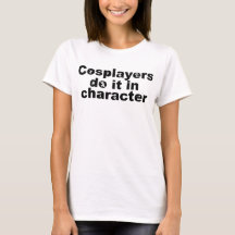 Cosplayers tun es im Charakter-T-Shirt