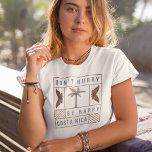 Costa Rica beeilt sich nicht, glücklich Souvenir z T-Shirt<br><div class="desc">Genießen Sie den "Pura Vida" Lebensstil mit unserem Costa Rica Don't Hurry Be Happy Souvenir T - Shirt! Mit dem verspielten und dennoch tief greifenden Satz 'Don't Hurry Be Happy' inmitten lebendiger tropischer Motive,  erfasst dieser Abschlag die Essenz von Costa Ricas entspanntem Flair.</div>