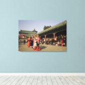 Costumed Amateur Folkloretänzer unterhalten Leinwanddruck (Insitu (Holzboden))