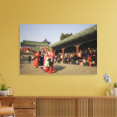 Costumed Amateur Folkloretänzer unterhalten Leinwanddruck (Insitu (Wohnzimmer))