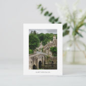 Costwolds town Castle Combe weiße Text Postkarte (Stehend Vorderseite)