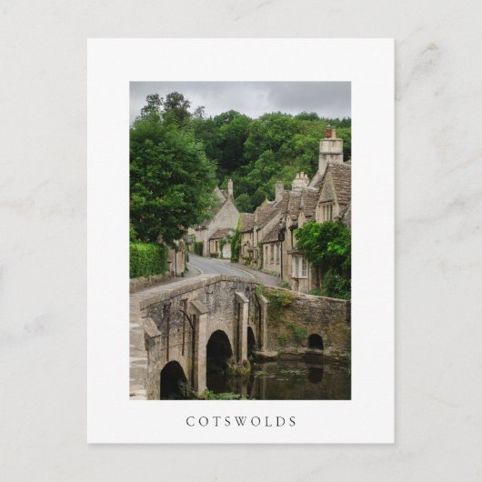 Costwolds town Castle Combe weiße Text Postkarte (Vorderseite)