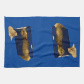 "Cosy Hideaway: The Ginger Cat in the Showbox" Geschirrtuch (Horizontal)