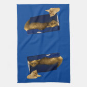 "Cosy Hideaway: The Ginger Cat in the Showbox" Geschirrtuch (Vertikal)