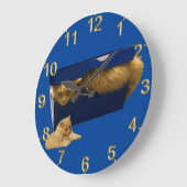 "Cosy Hideaway: The Ginger Cat in the Showbox" Große Wanduhr (Winkel)