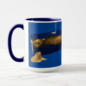 "Cosy Hideaway: The Ginger Cat in the Showbox" Tasse (Links)