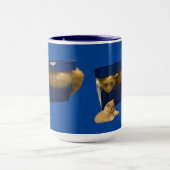 "Cosy Hideaway: The Ginger Cat in the Showbox" Tasse (Zentrum)