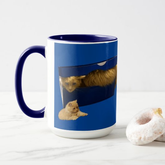 "Cosy Hideaway: The Ginger Cat in the Showbox" Tasse (Mit Donut)