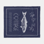 Cosy Lake House Dark Blue Fleecedecke (Vorderseite (Horizontal))