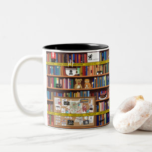 Cosy Mystery Bookshelf Zweifarbige Tasse