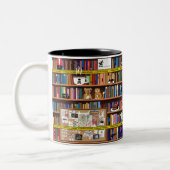 Cosy Mystery Bookshelf Zweifarbige Tasse (Links)