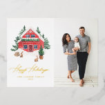 Cosy Watercolor Red Holiday Hütte Foto Folien Feiertagspostkarte<br><div class="desc">Gute Ferien! Versenden Sie herzliche Feiertage an Familie und Freunde mit dieser individuell gestaltbaren Goldfolie-Urlaubskarte. Es zeichnet sich durch eine Aquarellrot-Hütte mit einer skurrilen Winterwunderlandszene aus. Personalisieren Sie diese Aquarell Foto-Urlaubspostkarte,  indem Sie Ihre eigenen Daten hinzufügen. Diese gemütliche Hütte Postkarte ist auf anderen Cardstock erhältlich.</div>