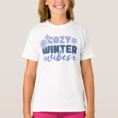 Cosy Winter Vibes - Snowflake Typografie T-Shirt (Vorderseite)