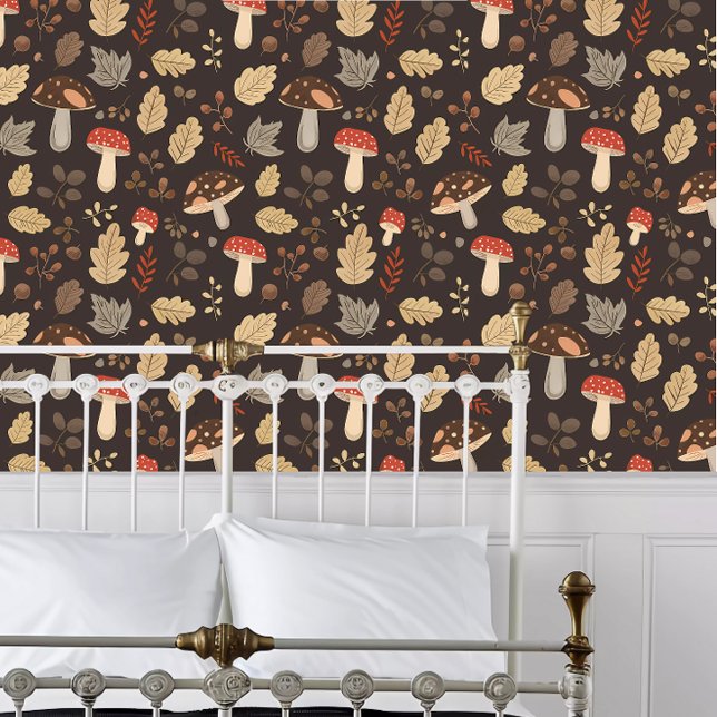 Cotattcore Rot und Braun Pilze dunkel Tapete (Cottagecore Red and Brown Mushrooms Dark Wallpaper behind a white metal framed bed.)