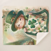 Cottage Leprechaun Patchwork Quilt Scene Sherpadecke (Vorderseite (Horizontal))