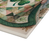Cottage Leprechaun Patchwork Quilt Szene Schneidebrett (Ecke)